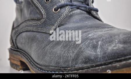 Herbststiefel aus blauem Wildleder für Herren oder Unisex, hohe Schnürung, auf weißem Hintergrund, isolieren Stockfoto