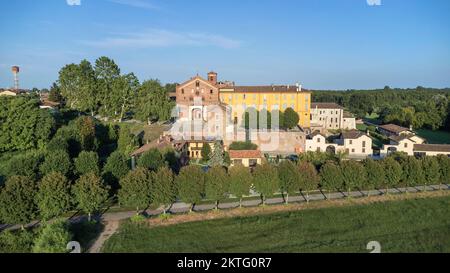 Luftaufnahme Der Morimondo Abtei. Morimondo, Provinz Mailand, Italien Stockfoto