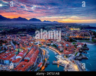 Luftaufnahme von Llanes bei Sonnenuntergang in Asturien, Spanien. Stockfoto