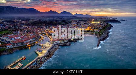 Luftaufnahme von Llanes bei Sonnenuntergang in Asturien, Spanien. Stockfoto