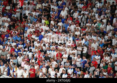 Englische Fans schauen auf der Tribüne während des Spiels der FIFA-Weltmeisterschaft Gruppe B im Ahmad bin Ali Stadium, Al Rayyan, Katar. Foto: Dienstag, 29. November 2022. Stockfoto