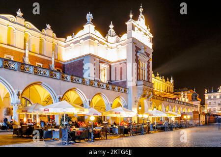 Straßencafé-Garten vor der Tuchhalle Sukiennice in Krakau, Polen. Stockfoto