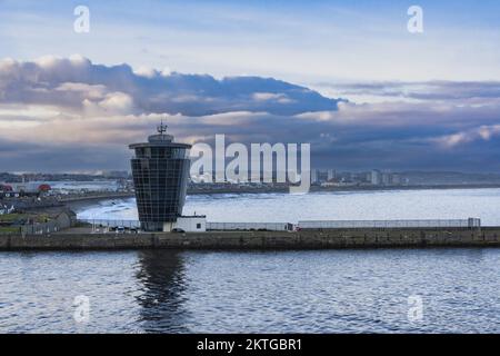 Hafen von Aberdeen, Schottland. Ein geschäftiger Hafen für die Ölindustrie. Der VTS-Turm hat einen Architektenpreis gewonnen, als er neu war. Stockfoto