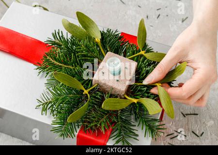 Wie Weihnachtsgeschenk schmücken. Schritt für Schritt, Tutorial. Stockfoto