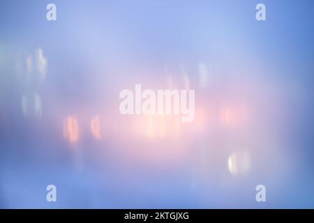 Abstrakter blauer Hintergrund mit Unschärfe-Effekt in Pink. Stockfoto