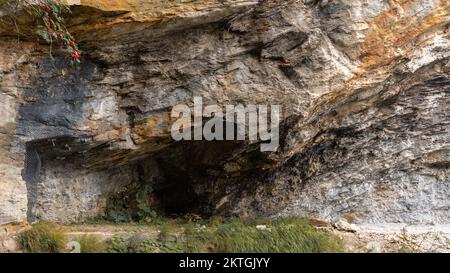 Gut gepflegte und bewachte felsige Tunnel in einer Bergregion. Österreich, Alpen, Salzburg, Gastein. Hochwertiges Foto Stockfoto