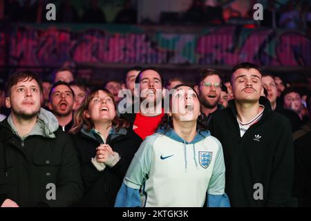 Englische Fans reagieren im Fan Park 4TheFans im LDN East, London, während der Vorführung des FIFA World Cup Group B-Spiels zwischen Wales und England. Foto: Dienstag, 29. November 2022. Stockfoto