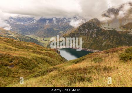Herbstlandschaft der Alpen mit Reflexion im Alpensee. Österreich, Salzburg, Gastein-Tal. Hochwertiges Foto Stockfoto