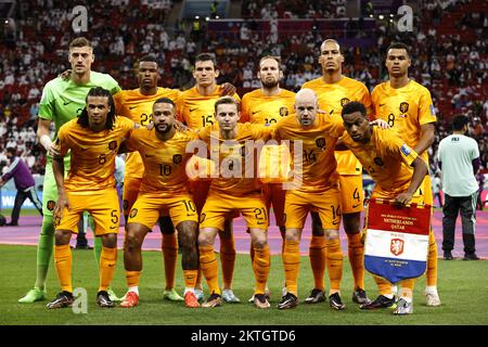 AL KHOR – Holländischer Torhüter Andries Noppert, hintere Reihe (lr). Denzel Dumfries aus Holland, Marten de Roon aus Holland, Daley Blind aus Holland, Virgil van Dijk aus Holland, Cody Gakpo aus Holland. Erste Reihe (l-r) Nathan Ake of Holland, Memphis Depay of Holland, Frankie de Jong of Holland, Davy Klaassen of Holland, Jurgen Timber of Holland während der FIFA Weltmeisterschaft Katar 2022 gruppieren Sie Ein Spiel zwischen den Niederlanden und Katar im Al Bayt Stadium am 29. November 2022 in Al Khor, Katar. ANP MAURICE VAN STONE Stockfoto