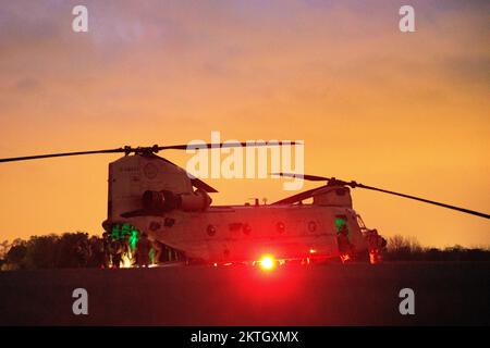 9. November 2022 - Niederlande - Ein US-Amerikanisches Army CH-47F Chinook Helikopter vom 1.. Bataillon, 214.. Luftfahrtregiment (General Support Aviation Bataillon), 12.. Kampfluftfahrtbrigade, wartet als Fallschirmjäger der niederländischen Militärladung auf eine Nachtmission während der Übung Falcon Herbst 22 in Vredepeel, Niederlande, 9. November 2022. 12 CAB ist unter anderem dem V Corps, Amerikas Forward Disponated Corps in Europa, zugeteilt. Sie arbeiten mit den NATO-Alliierten und den regionalen Sicherheitspartnern zusammen, um kampfbereite Truppen bereitzustellen, gemeinsame und multinationale Übungen durchzuführen und Kommando und Schmuggel zu behalten Stockfoto