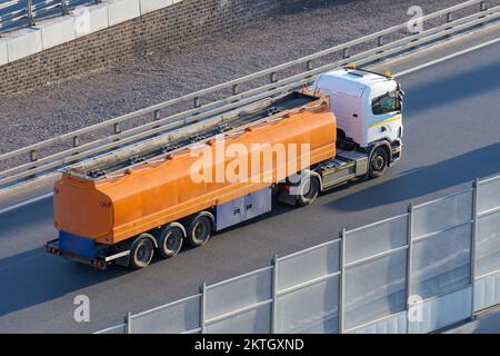 Ein Tankwagen wartet in der Schlange auf die Entladung beim Betanken eines Tankwagens Stockfoto