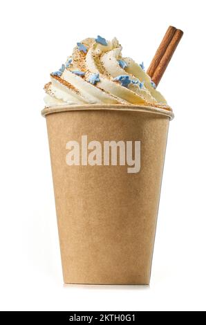 Weihnachtskürbis-Latte-Getränk im Take-Away-Becher isoliert auf weißem Hintergrund Stockfoto