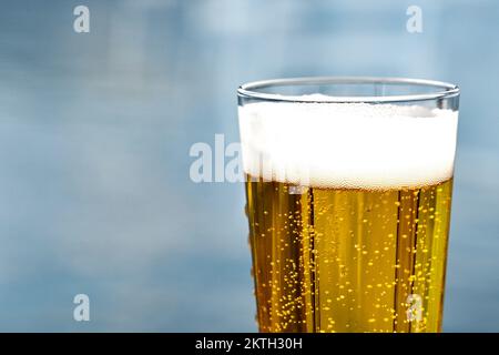 Ein Glas Bier mit Schaumkopf. Keine Menschen. Speicherplatz kopieren. Stockfoto