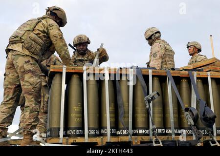 7. November 2022 - Grafenwoehr, Bayern, Deutschland - USA Soldaten, die C-Battery, Artillerie-Geschwader, 2.. Kavallerie-Regiment, zugewiesen wurden, bereiten 155mm Munition während einer Live-Feuerübung mit Table-XV-Batteriezertifizierung im Grafenwoehr-Trainingsbereich des 7.. Armeeausbildungskommandos, Deutschland, am 7. November 2022 vor. 2. das Kavallerie-Regiment, das dem V-Korps, dem in Europa stationierten US-Stürmer, zugewiesen ist, arbeitet mit NATO-Verbündeten und regionalen Sicherheitspartnern zusammen, um Kampfkräfte bereitzustellen, die in der Lage sind, rasch im gesamten europäischen Theater zu stationieren, um das NATO-Bündnis zu verteidigen. (Kreditbild: © USA Armee/ Stockfoto