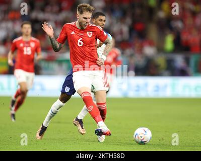 Al-Rayyan, Katar. 29.. November 2022. Joe Rodon (Front) of Wales tritt während des Spiels der Gruppe B zwischen Wales und England bei der FIFA-Weltmeisterschaft 2022 im Ahmad bin Ali Stadium in Al Rayyan, Katar, am 29. November 2022 an. Kredit: Han Yan/Xinhua/Alamy Live News Stockfoto