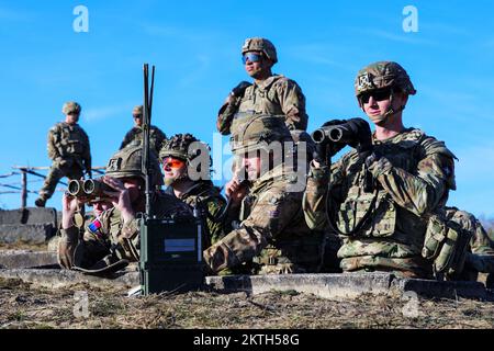 3. November 2022 - Torun, Polen - NATO Enhanced Forward Presence Battlegroup Polen USA Soldaten des ersten Platoons, 3.. Bataillon, 8.. Kavallerie-Regiment, 3.. Bewaffnete Brigaden-Kampfeinheit, 1.. Kavallerie-Division (3-1 ABCT), operativ kontrolliert von der 1.. Infanterie-Division (1 ID), zusammen mit britischen Soldaten, die N Battery, Adler-Truppe, Royal Horse Artillery bestätigt einen Anruf für Feuerwehr während einer Live-Feuerübung mit den USA Soldaten zugewiesen zu Bull Battery, 2.. Bataillon, 82.. Artillerie-Regiment, 3-1 ABCT in ToruÅ„, Polen, 3. November 2022. Das 3-1-ABCT ist unter anderem die Einheiten AS Stockfoto