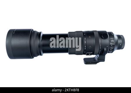 Sigma 150-600mm F5-6,3 DG DN OS Sportobjektiv E-Mount von Sony isoliert auf Weiß. Foto wurde am 28. November 2022 in Spanien aufgenommen. Stockfoto