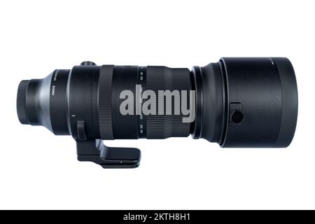 Sigma 150-600mm F5-6,3 DG DN OS Sportobjektiv E-Mount von Sony isoliert auf Weiß. Foto wurde am 28. November 2022 in Spanien aufgenommen. Stockfoto