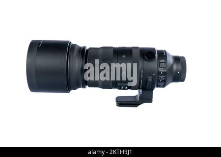Sigma 150-600mm F5-6,3 DG DN OS Sportobjektiv E-Mount von Sony isoliert auf Weiß. Foto wurde am 28. November 2022 in Spanien aufgenommen. Stockfoto