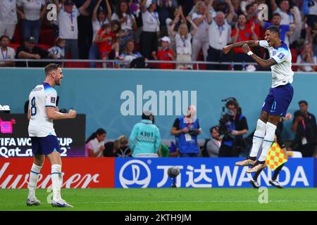 Al Rajjan, Katar. 29.. November 2022. Fußball, Weltmeisterschaft 2022 in Katar, Wales - England, Vorrunde, Gruppe B, Spieltag 3, Im Ahmad bin Ali Stadium feiert der englische Marcus Rashford (r) mit Teamkollege Jordan Henderson sein zweites Tor, das er zwischen 0 und 3 erzielte. Kredit: Tom Weller/dpa/Alamy Live News Stockfoto