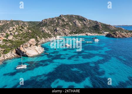 Blick aus der Vogelperspektive auf die Insel Spargi mit Cala Corsara, einem weißen Sandstrand mit türkisfarbenem Wasser im Archipel La Maddalena, Costa Smeralda, Sardinien, Stockfoto