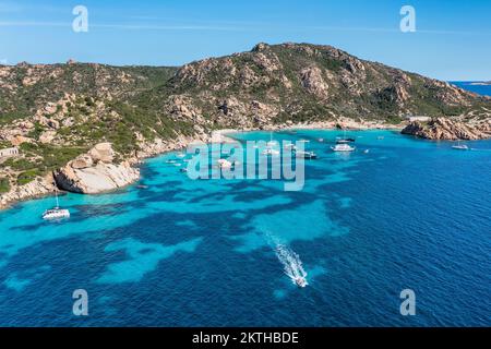 Blick aus der Vogelperspektive auf die Insel Spargi mit Cala Corsara, einem weißen Sandstrand mit türkisfarbenem Wasser und einem Touristenschnellboot im Archipel La Maddalena Stockfoto