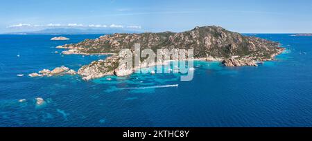 Panoramablick aus der Vogelperspektive auf die Insel Spargi im Archipel La Maddalena, Costa Smeralda, Sardinien, Italien. Stockfoto