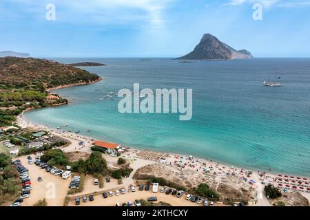 Luftaufnahme der steilen Kalkstein- und Granitklippen der Insel Tavolara vom Strand Porto San Paolo auf Sardinien, Italien. Stockfoto