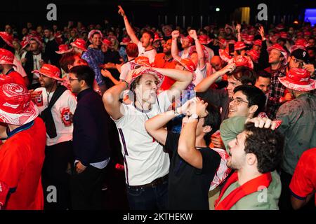 Englische Fans Beim Budweiser Fan Festival In London Im Outernet, Bei ...