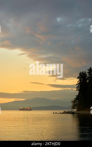 Ufermauer bei Sunset English Bay. Die Stanley Park Seawall an der English Bay bei Sonnenuntergang. Vancouver, British Columbia. Stockfoto