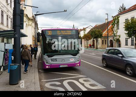 Cluj-Napoca, Rumänien - 17. September 2022: Cluj-Napoca Bus im Verkehr am 21. Dezember 1989 Boulevard in Cluj-Napoca. Stockfoto