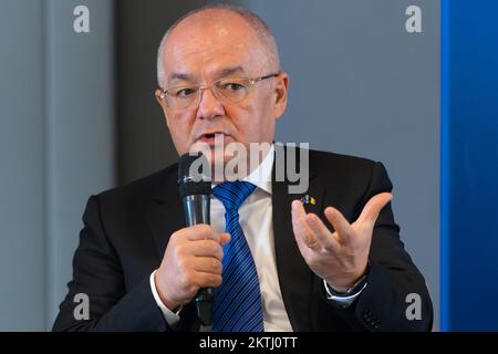 Bukarest, Rumänien - 22. September 2022: Emil Boc, Bürgermeister von Cluj-Napoca, spricht während einer Konferenz in Bukarest. Stockfoto