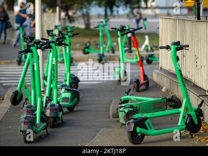 Bukarest, Rumänien - 07. Oktober 2022: Bolt-Elektroroller sind falsch geparkt und blockieren den Zugang auf dem Bürgersteig in Bukarest. Dieses Bild ist für Eito Stockfoto