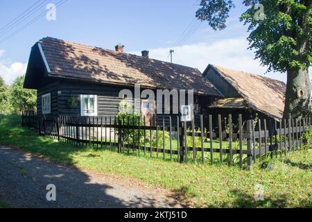 Das restaurierte alte traditionelle Holzhaus wurde in der Slowakei zum Leben in der Vergangenheit genutzt Stockfoto