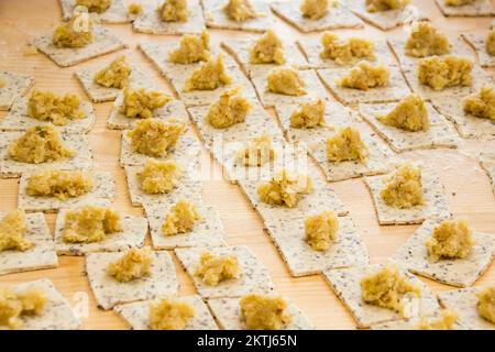 Roher Teig mit Kartoffelfüllung zum Kochen von Buchweizenpierogien Stockfoto