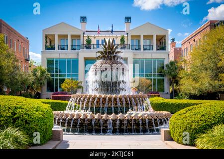 Mehrschichtiger anananasförmiger Brunnen mit Blick auf das Wasser, beliebt für Fotos. Standort: Joe Riley Waterfront Park Charleston, South Carolina, Stockfoto