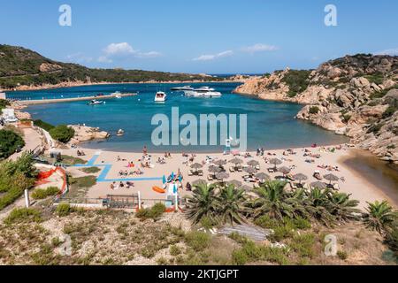 Blick aus der Vogelperspektive auf die Spiaggia di Cala Spalmatore, ein entspannter Schwimm-, Schnorchel- und Bootbereich mit klarem Wasser, umgeben von Klippen auf der Insel La Madde Stockfoto