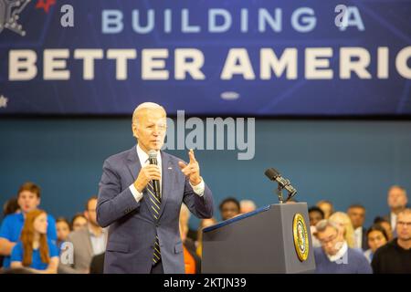 Bay City, Michigan, USA. 29.. November 2022. Präsident Joe Biden besuchte die neue Mikroprozessoranlage SK Siltron, die im September eröffnet wurde. Er sprach über die Bemühungen seiner Regierung, gut bezahlte Arbeitsplätze in der Fertigung zu schaffen. Die Chips von SK Siltron sind speziell für den Einsatz in Elektrofahrzeugen vorgesehen. Kredit: Jim West/Alamy Live News Stockfoto