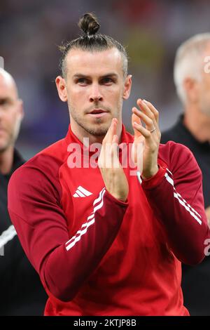 Ar Rayyan, Katar. 30.. November 2022. Gareth Bale of Wales dankt den Wales-Fans beim FIFA-Weltmeisterschaftsspiel Katar 2022 Gruppe B zwischen Wales und England am 29. November 2022 im Ahmad bin Ali Stadium, Ar-Rayyan, Katar. Foto von Peter Dovgan. Nur redaktionelle Verwendung, Lizenz für kommerzielle Verwendung erforderlich. Keine Verwendung bei Wetten, Spielen oder Veröffentlichungen von Clubs/Ligen/Spielern. Kredit: UK Sports Pics Ltd/Alamy Live News Stockfoto