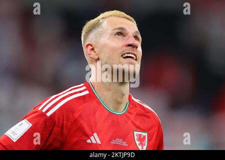 Ar Rayyan, Katar. 30.. November 2022. Aaron Ramsey of Wales blickt in den Himmel und dankt den Wales-Fans beim FIFA World Cup Qatar 2022 Group B Match zwischen Wales und England am 29. November 2022 im Ahmad bin Ali Stadium, Ar-Rayyan, Katar. Foto von Peter Dovgan. Nur redaktionelle Verwendung, Lizenz für kommerzielle Verwendung erforderlich. Keine Verwendung bei Wetten, Spielen oder Veröffentlichungen von Clubs/Ligen/Spielern. Kredit: UK Sports Pics Ltd/Alamy Live News Stockfoto