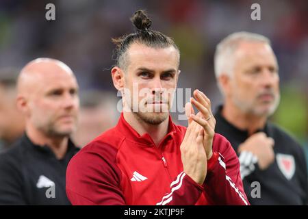 Ar Rayyan, Katar. 30.. November 2022. Gareth Bale of Wales dankt den Wales-Fans beim FIFA-Weltmeisterschaftsspiel Katar 2022 Gruppe B zwischen Wales und England am 29. November 2022 im Ahmad bin Ali Stadium, Ar-Rayyan, Katar. Foto von Peter Dovgan. Nur redaktionelle Verwendung, Lizenz für kommerzielle Verwendung erforderlich. Keine Verwendung bei Wetten, Spielen oder Veröffentlichungen von Clubs/Ligen/Spielern. Kredit: UK Sports Pics Ltd/Alamy Live News Stockfoto