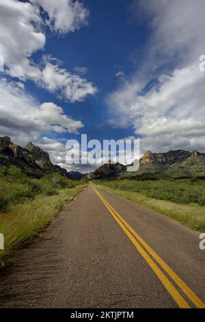 Ländliche Straße in die wunderschönen, abgelegenen und wilden Chiricahua Mountains im Süden Arizonas in vertikaler Landschaft mit Kopierbereich Stockfoto