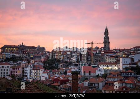 Porto, Portugal. 29.. November 2022. Ein Überblick über die Stadt Porto. Porto gilt 2022 als das beste Städteziel der Welt. Die Auszeichnung erfolgte am 12.. November bei der Zeremonie der World Travel Awards in Muscat, Oman. (Kreditbild: © Rita Franca/SOPA Bilder über ZUMA Press Wire) Stockfoto