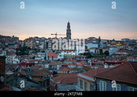 Porto, Portugal. 29.. November 2022. Ein Überblick über die Stadt Porto. Porto gilt 2022 als das beste Städteziel der Welt. Die Auszeichnung erfolgte am 12.. November bei der Zeremonie der World Travel Awards in Muscat, Oman. (Kreditbild: © Rita Franca/SOPA Bilder über ZUMA Press Wire) Stockfoto