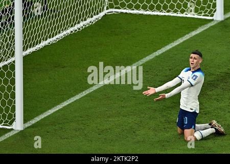 Al-Rayyan, Katar. 29.. November 2022. Phil Foden of England Gesten während des Spiels der Gruppe B zwischen Wales und England bei der FIFA-Weltmeisterschaft 2022 im Ahmad bin Ali Stadium in Al Rayyan, Katar, 29. November 2022. Kredit: Xin Yuewei/Xinhua/Alamy Live News Stockfoto