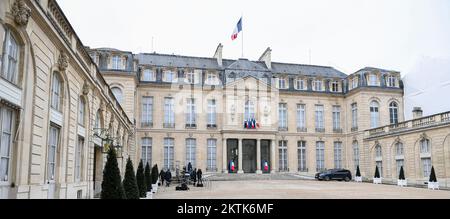 Paris, Frankreich, 29/11/2022, Illustration Bild zeigt den Eingang (Fassade im Innenhof) zum Präsidentenpalast Elysée (Palais de l'Elysée), Residenz des Präsidenten der Französischen Republik in Paris, Frankreich, am 29. November 2022. Stockfoto