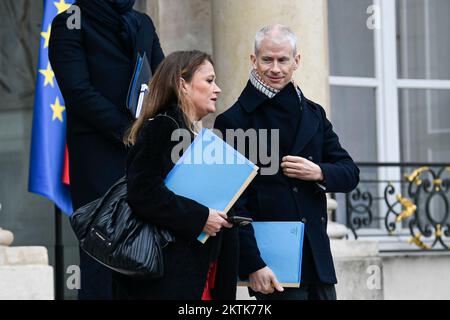 Paris, Frankreich, 29/11/2022, Delegierte französische Ministerin für kleine und mittlere Unternehmen, Handel, kleine Industrie und Tourismus Olivia Gregoire und französische Ministerin für die Beziehungen zum Parlament Franck Riester nach der wöchentlichen Kabinettssitzung im Elysee-Palast in Paris, Frankreich, am 29. November 2022. Stockfoto