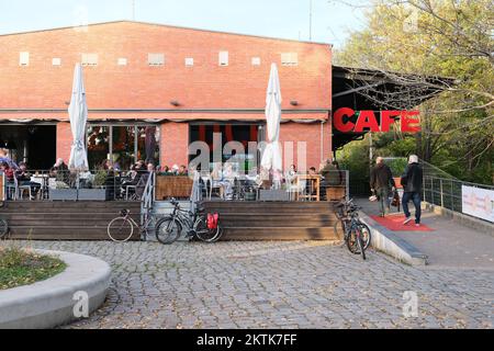 Berlin, Deutschland, 27. Oktober 2022, gut besuchtes Café mit Außenterrasse im Park am Gleisdreieck Stockfoto