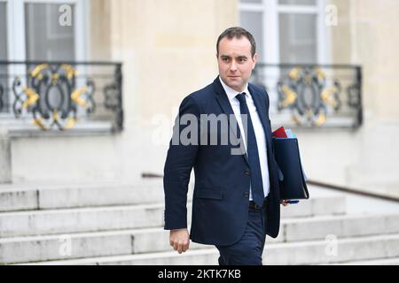 Paris, Frankreich, 29/11/2022, französischer Armeeminister Sebastien Lecornu nach der wöchentlichen Kabinettssitzung im Elysee-Palast in Paris, Frankreich, am 29. November 2022. Stockfoto