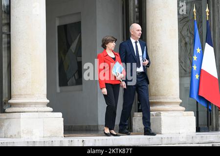 Paris, Frankreich, 29/11/2022, französische Außenministerin und Europaministerin Catherine Colonna und französische Staatssekretärin für Industrie Roland Lescure nach der wöchentlichen Kabinettssitzung im Elysee-Palast in Paris, Frankreich, am 29. November 2022. Stockfoto